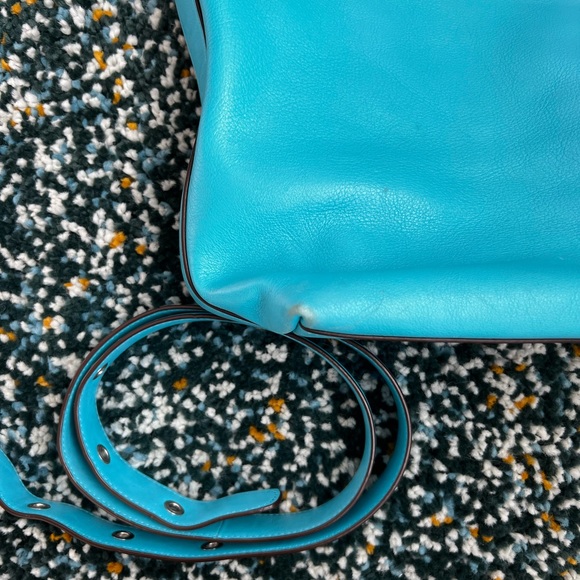Large Coach Crossbody Adj. Bucket Turquoise can be worn as a shoulder bag - Picture 4 of 5